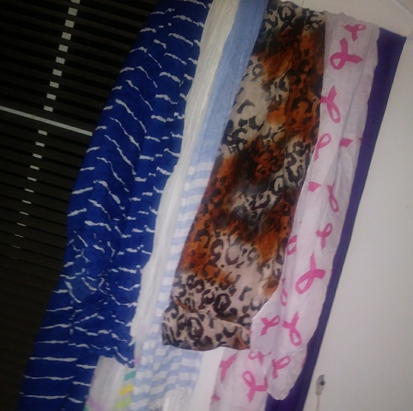 Vatiety of scarves - Picture 1 of 2